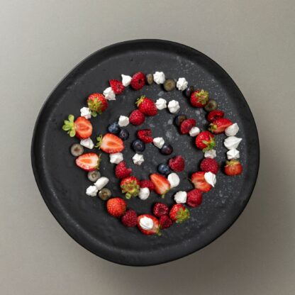 BOUTIQUE Footed plate 28, Black moon - Image 3