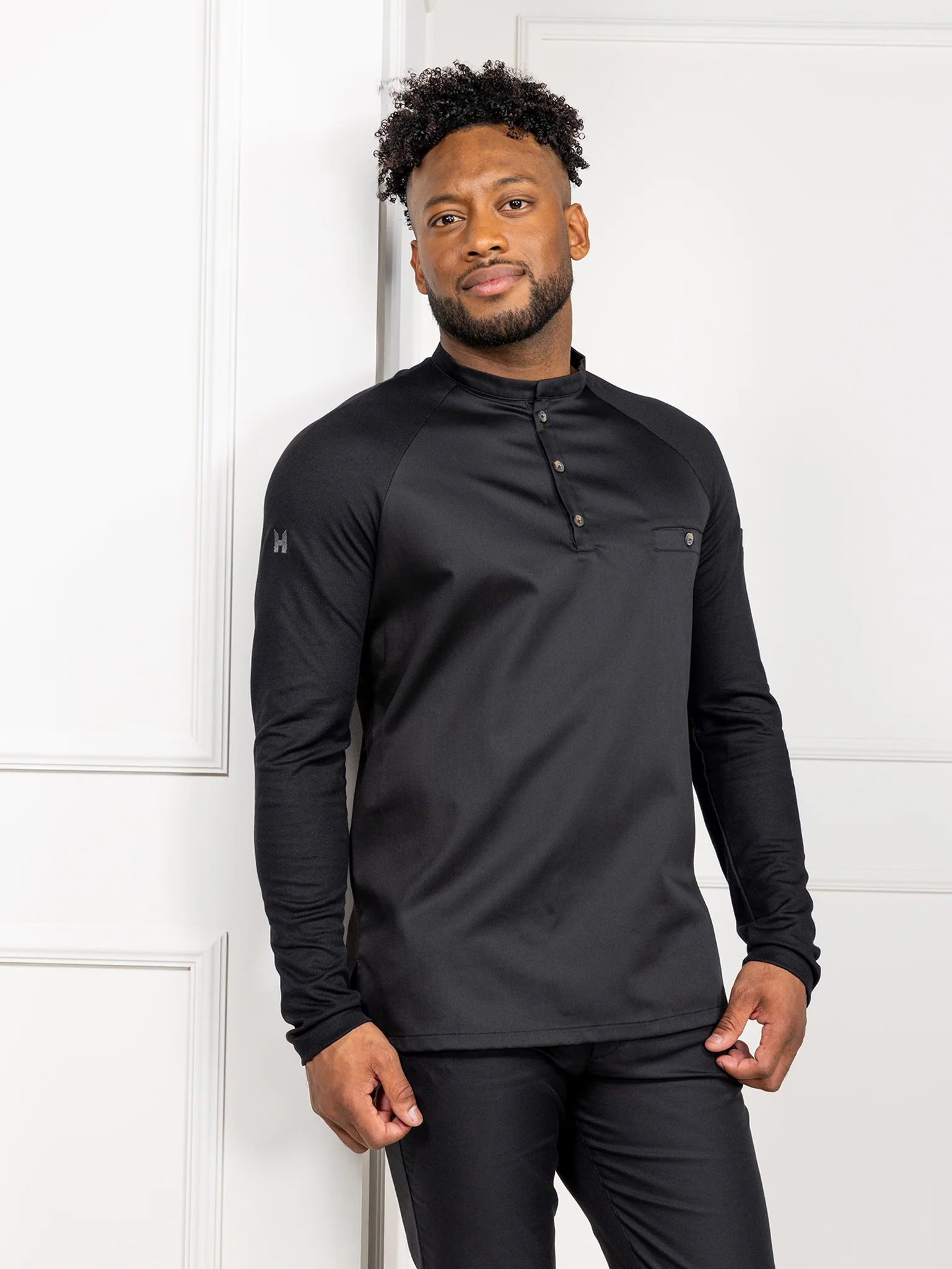 Musta unisex slim fit mallin takki kokeille ja tarjoilijoille, jossa erinomainen kosteudensäätely, pyöreä kaulus ja taskut rinnassa ja hihassa.