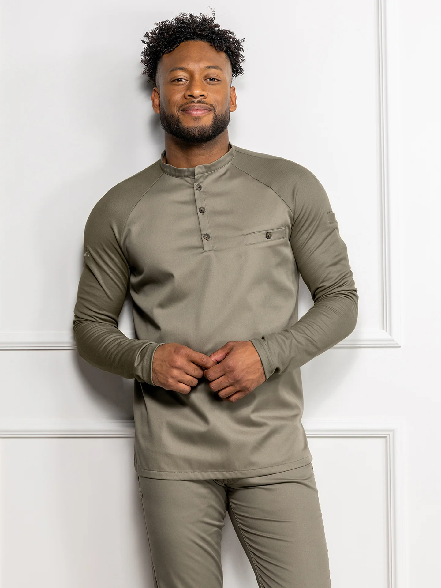 Oliivinvihreä unisex slim fit mallin takki kokeille ja tarjoilijoille, jossa erinomainen kosteudensäätely, pyöreä kaulus ja taskut rinnassa ja hihassa.