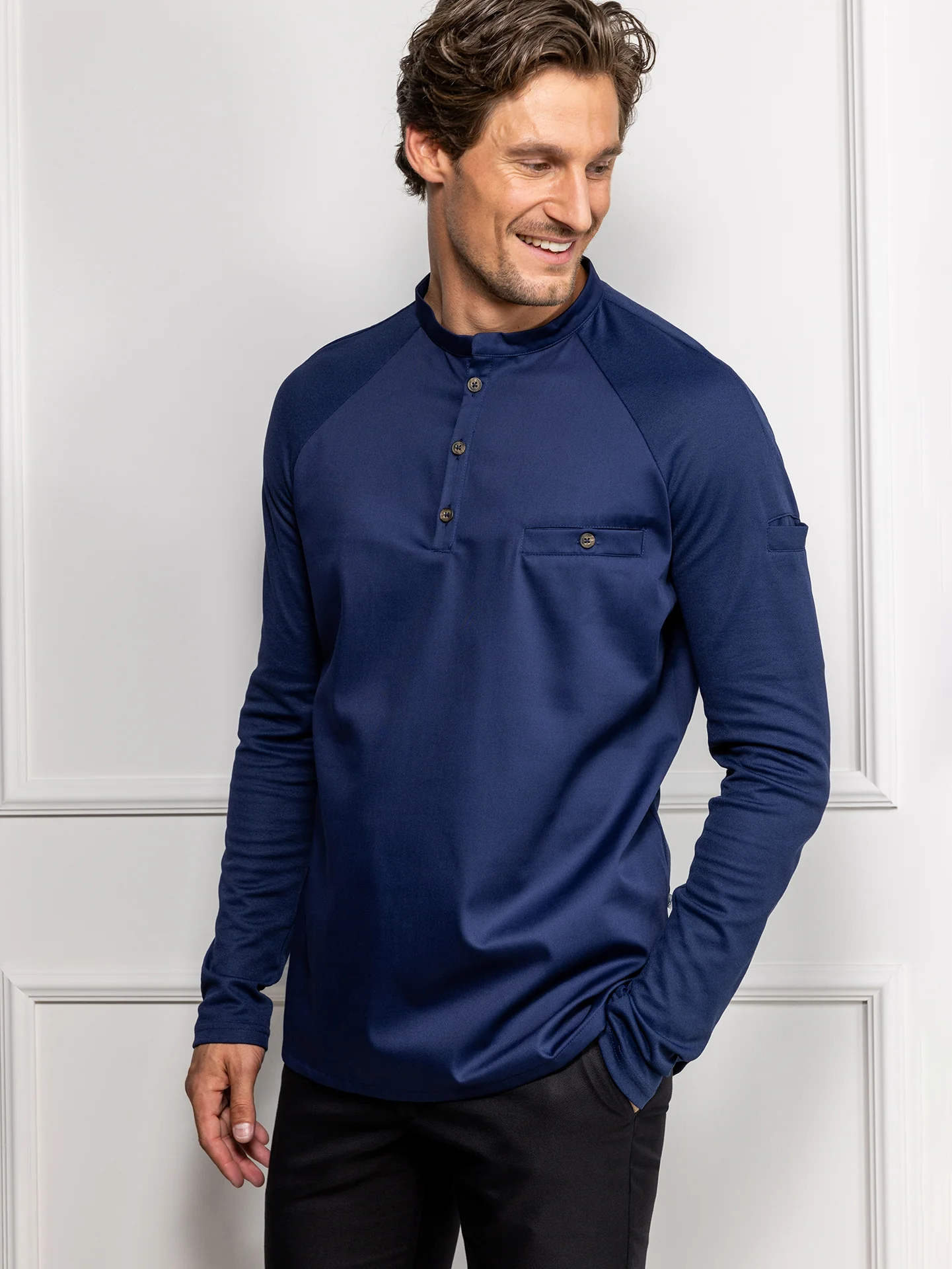 Tummansininen unisex slim fit mallin takki kokeille ja tarjoilijoille, jossa erinomainen kosteudensäätely, pyöreä kaulus ja taskut rinnassa ja hihassa.