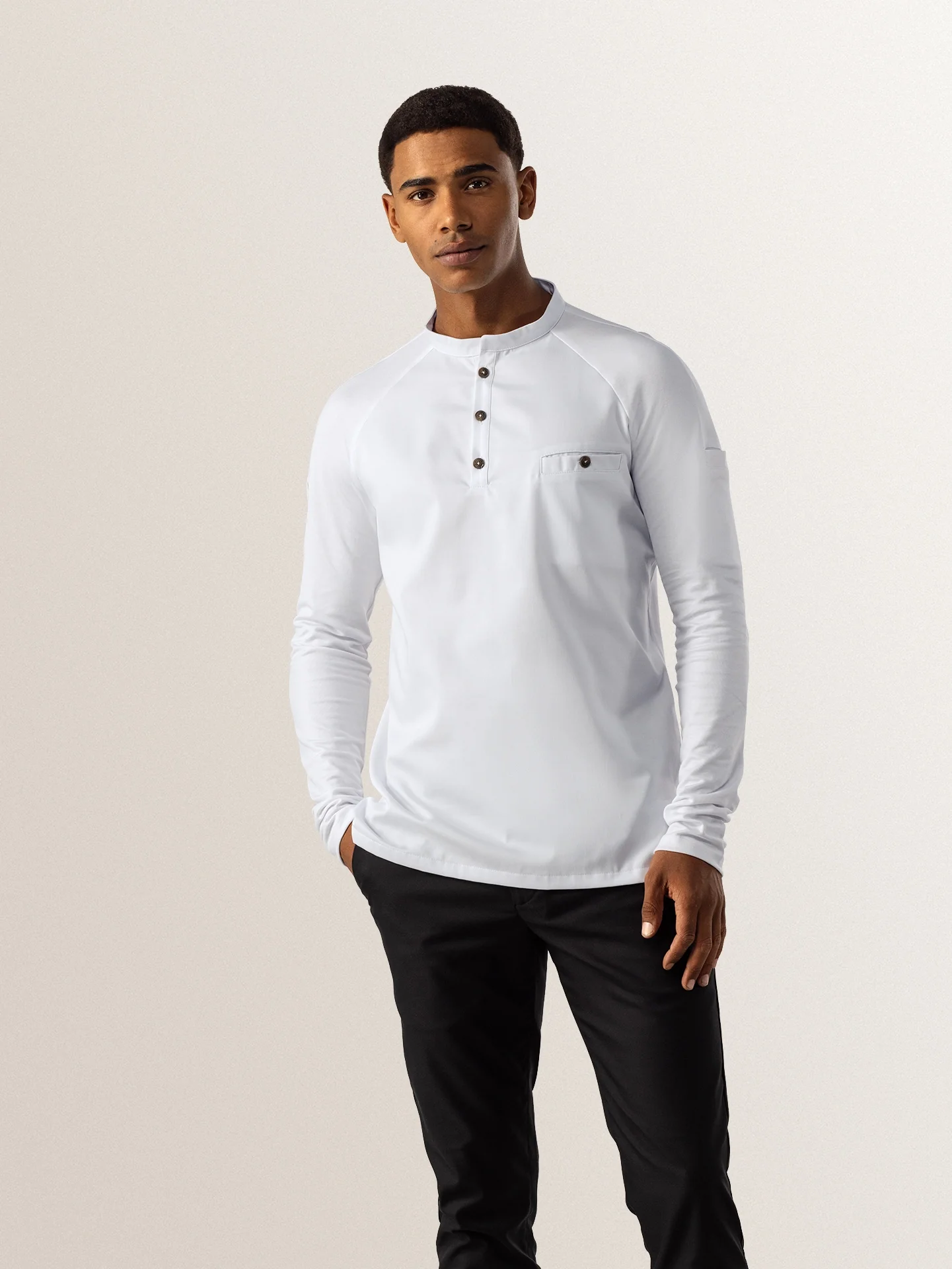 Valkoinen unisex slim fit mallin takki kokeille ja tarjoilijoille, jossa erinomainen kosteudensäätely, pyöreä kaulus ja taskut rinnassa ja hihassa.