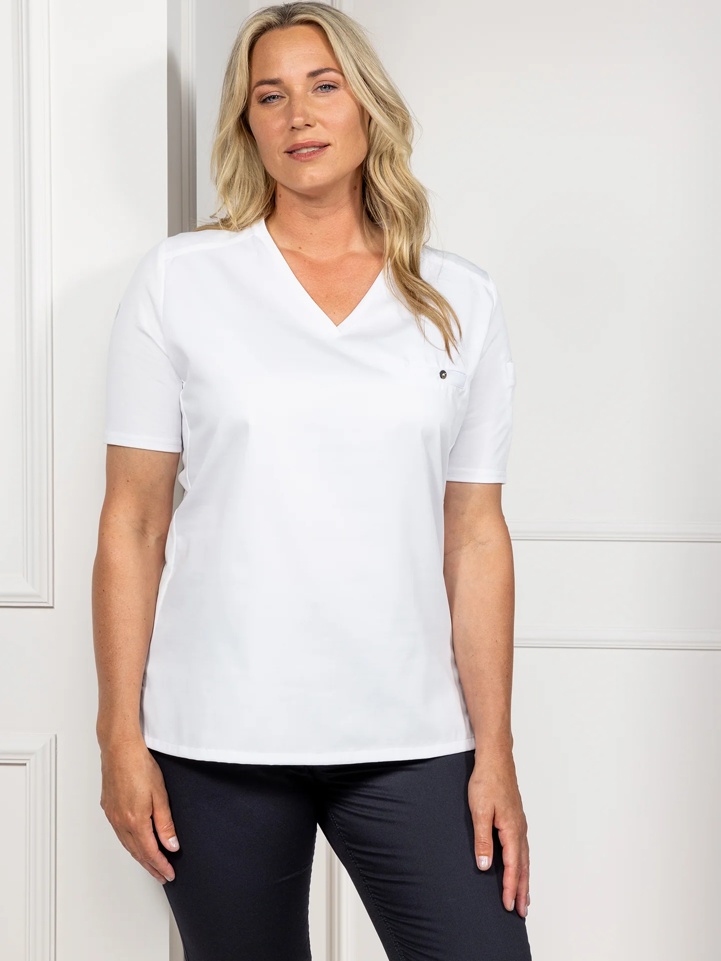 Naisten slim-fit valkoinen t-paita, joka soveltuu keittiöön sekä tarjoiluun, V-aukkoinen pääntie.