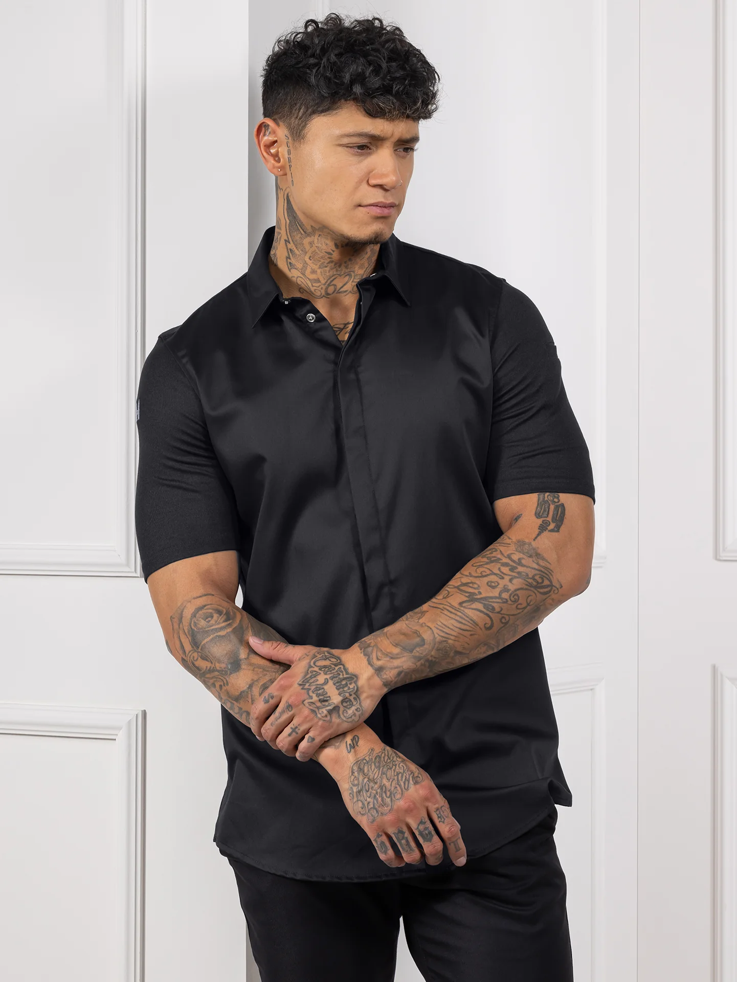 Miesten musta lyhythihainen kokki takki slim fit mallissa, jossa kudottu kevyt kangas