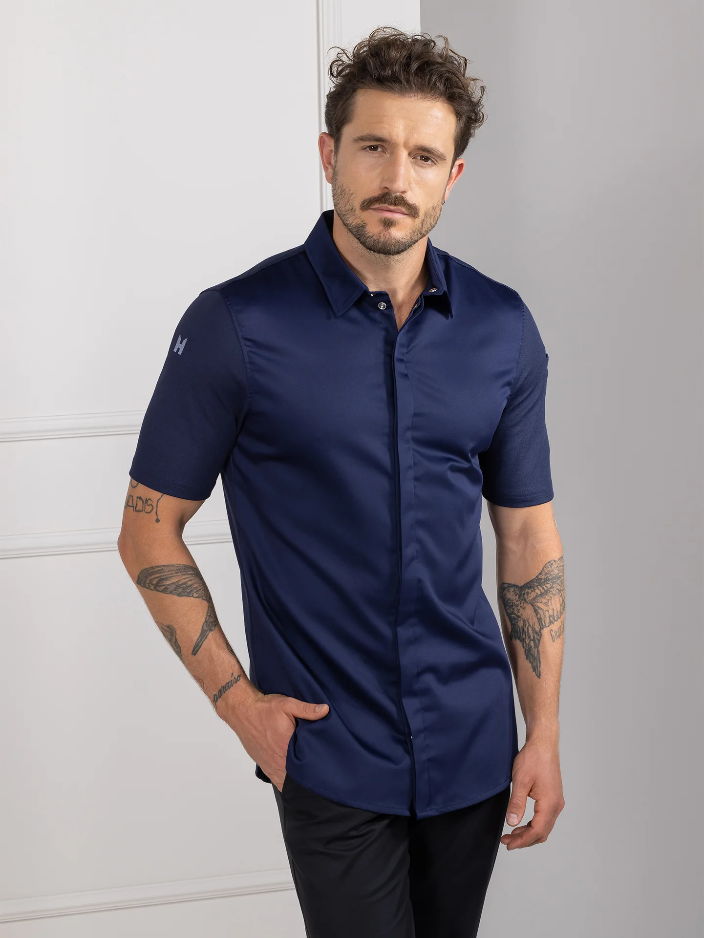 Miesten tummansininen lyhythihainen kokki takki slim fit mallissa, jossa kudottu kevyt kangas