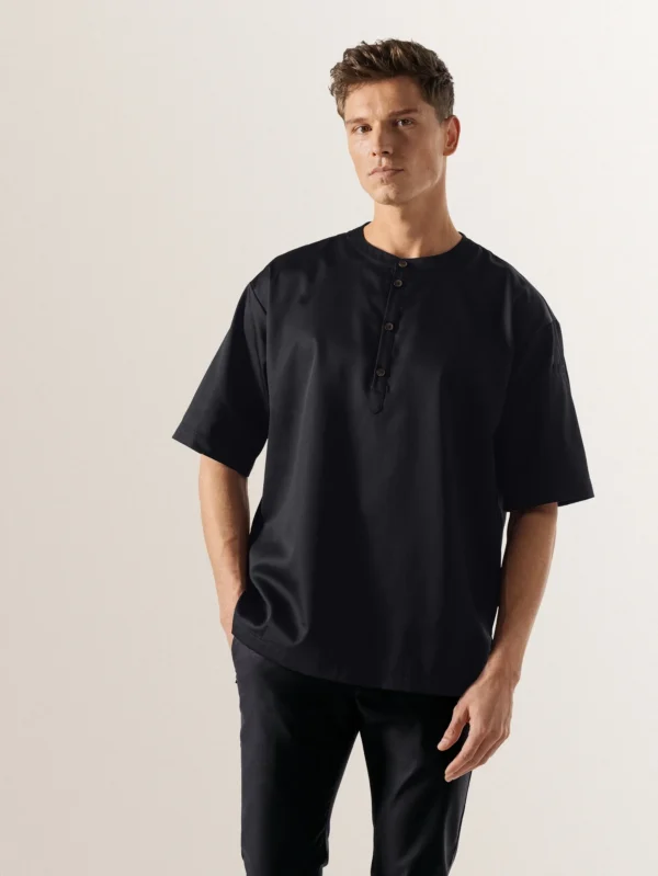 Unisex ja oversize paita kokeille sekä tarjoilijoille kevyestä kankaasta, pyöreä pääntie, jossa napitus, musta.