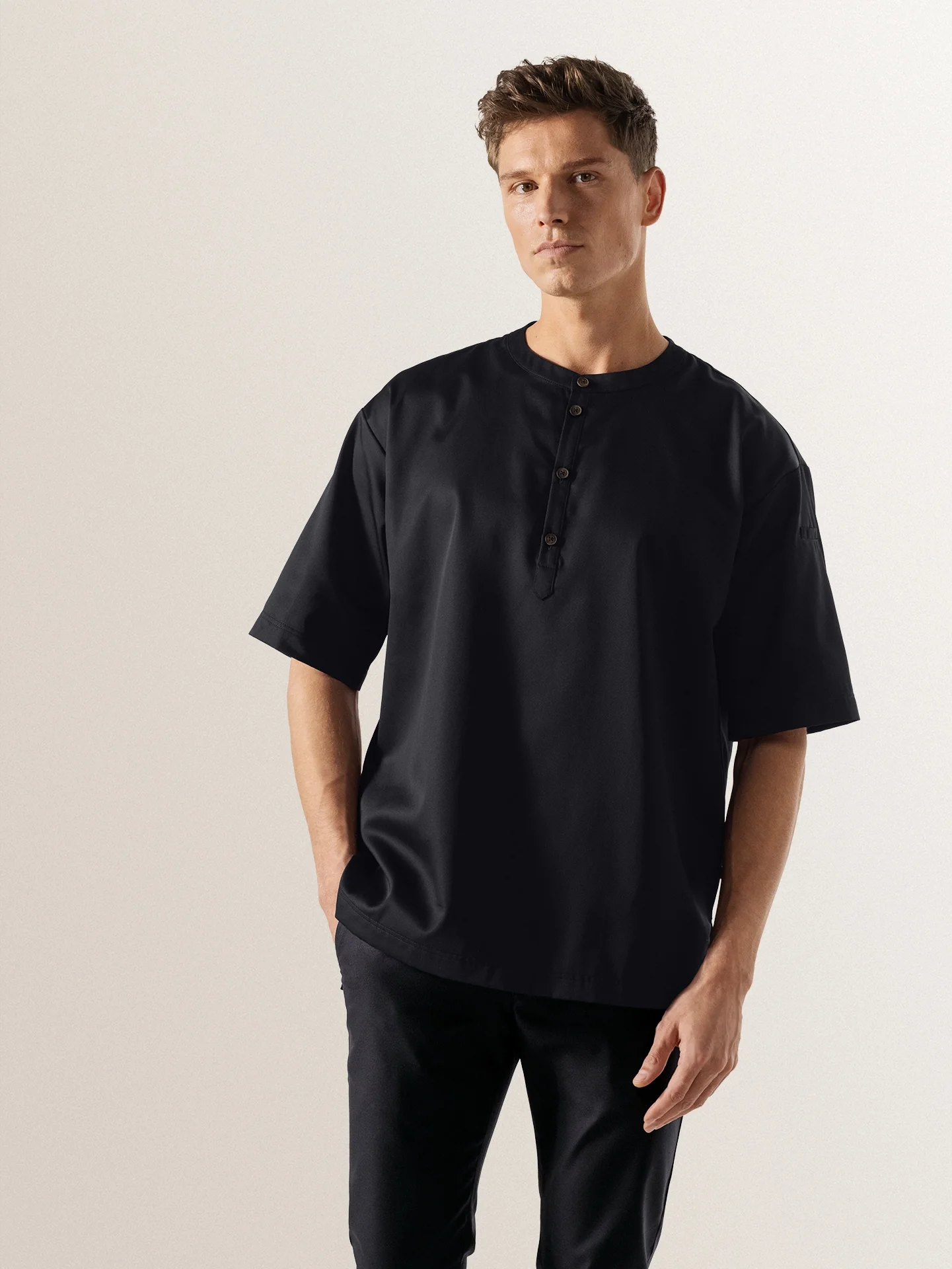 Unisex ja oversize paita kokeille sekä tarjoilijoille kevyestä kankaasta, pyöreä pääntie, jossa napitus, musta.