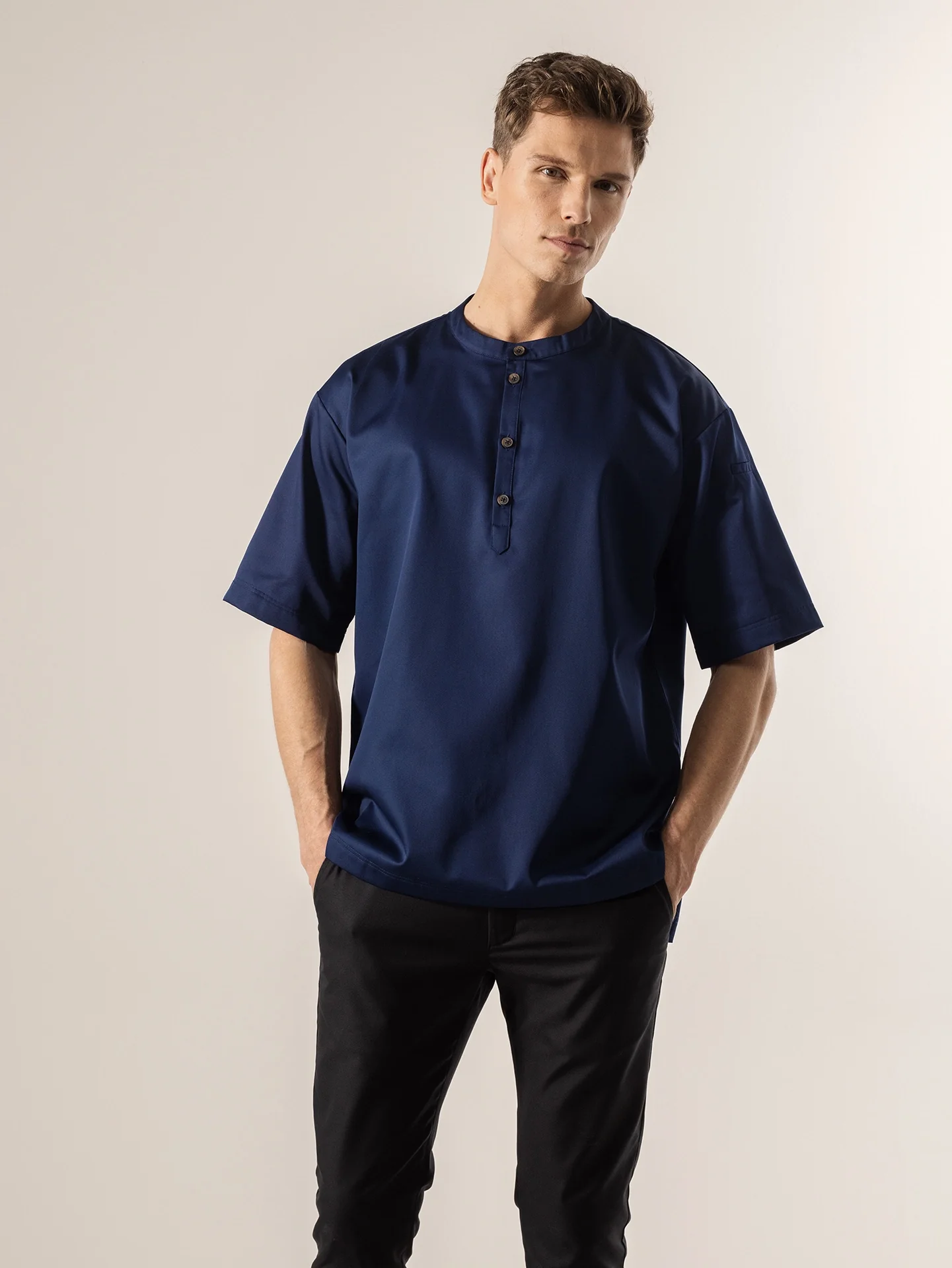 Unisex ja oversize paita kokeille sekä tarjoilijoille kevyestä kankaasta, pyöreä pääntie, jossa napitus, tummansininen.