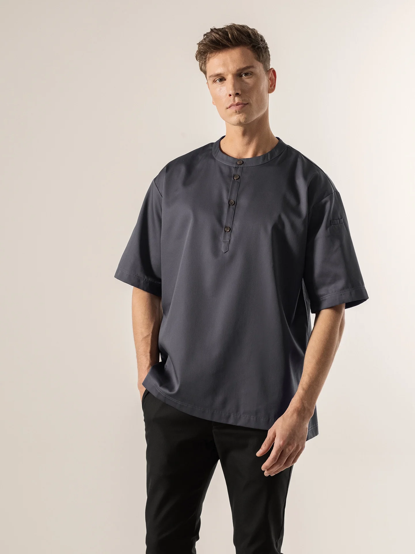 Unisex ja oversize paita kokeille sekä tarjoilijoille kevyestä kankaasta, pyöreä pääntie, jossa napitus, tummanharmaa