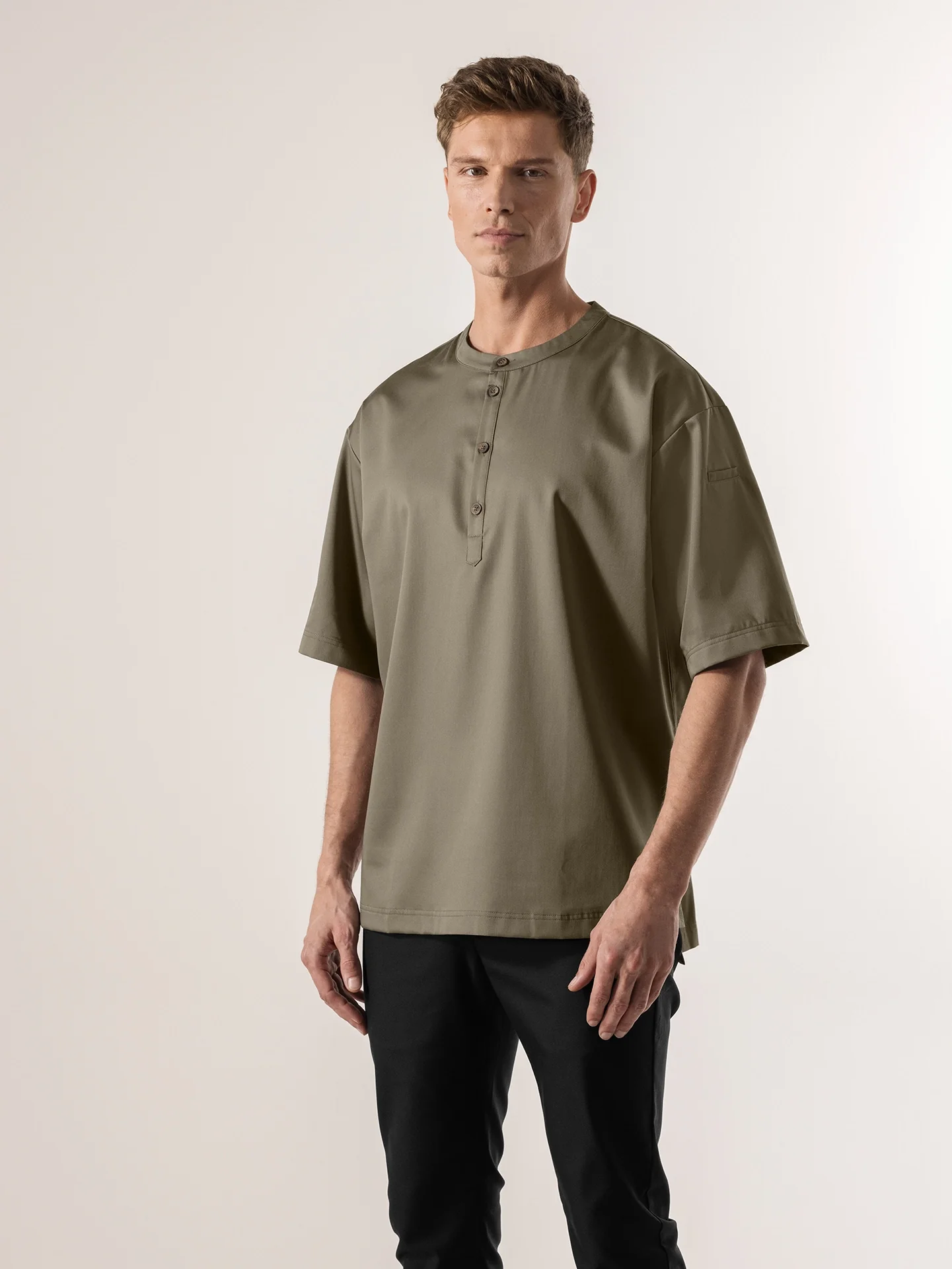 Unisex ja oversize paita kokeille sekä tarjoilijoille kevyestä kankaasta, pyöreä pääntie, jossa napitus, oliivinvihreä