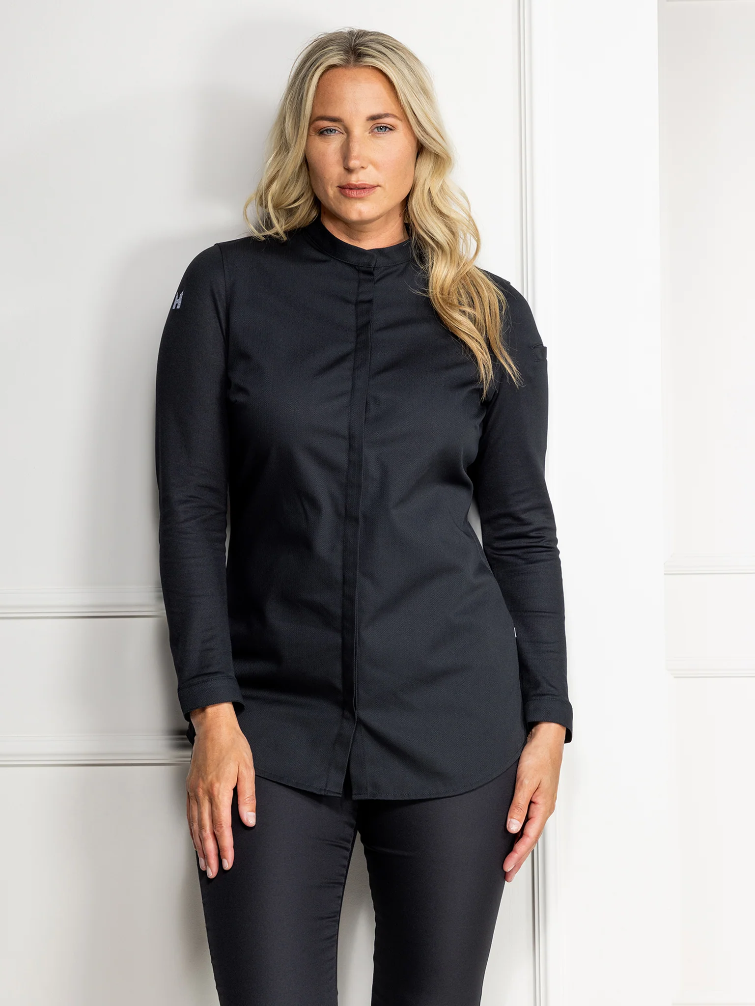 Musta slim-fit naisten kokintakki pitkillä ja lyhyillä hihoilla, joustava kangas, piilonapitus ja mao-kaulus