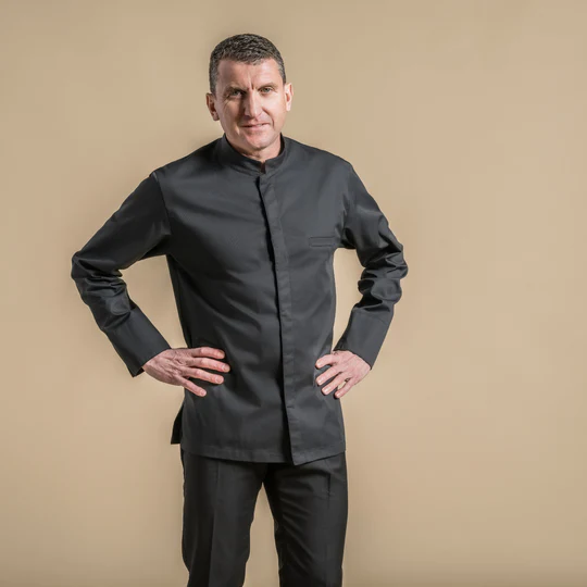 Unisex mallin kokin takki pitkillä hihoilla, painonapeilla ja mustana