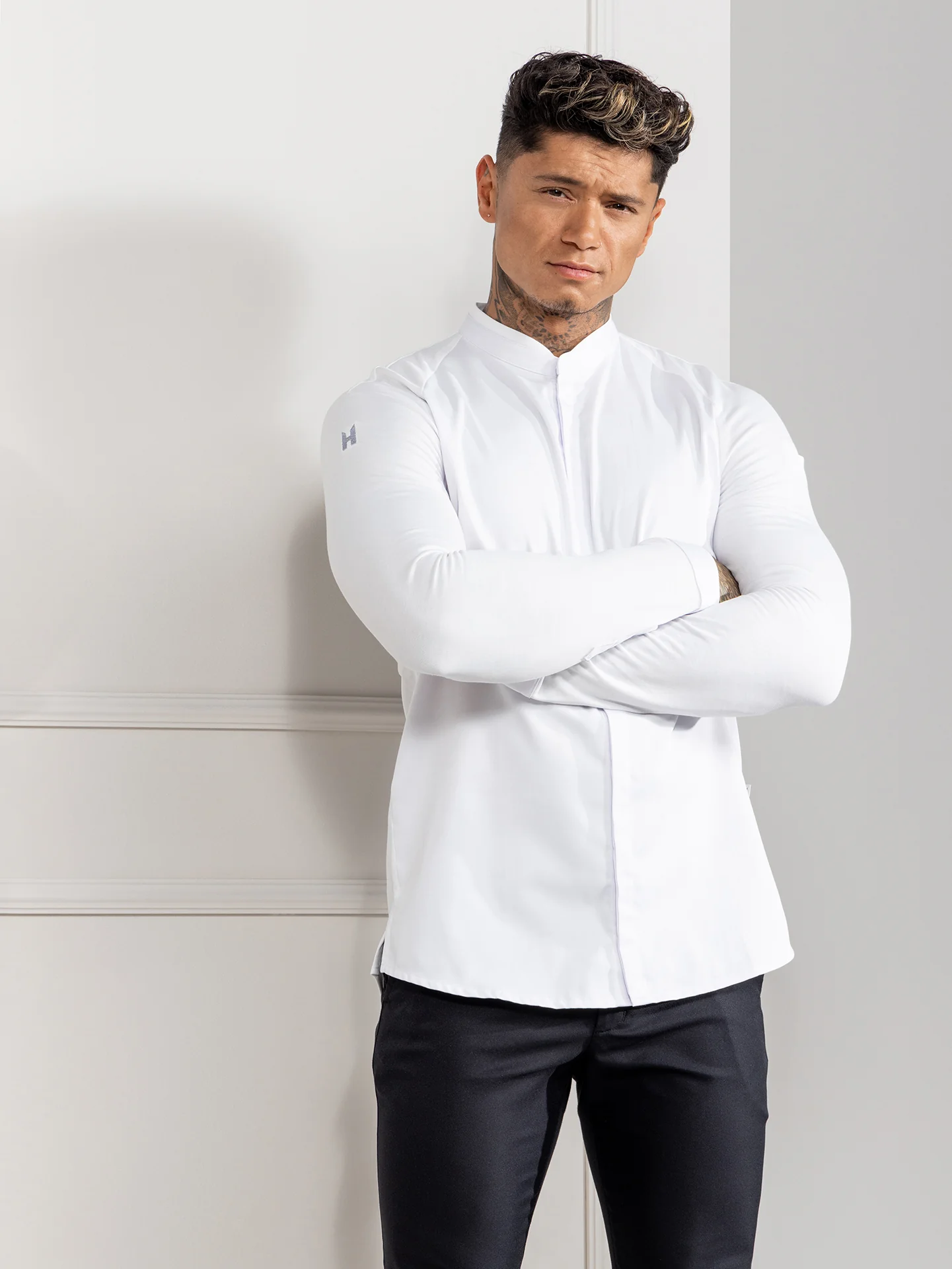 Unisex valkoinen kokinvaate slim fit mallissa, maokaulus, piilonapitus edessä ja tasku hihassa.